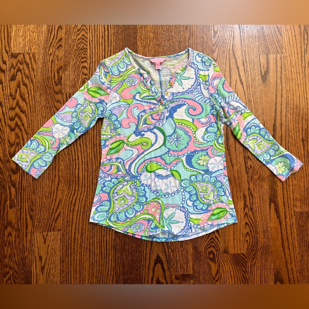 Lilly Pulitzer Cotton 3/4 sleeve pastel colored henley w gold buttons.Size S